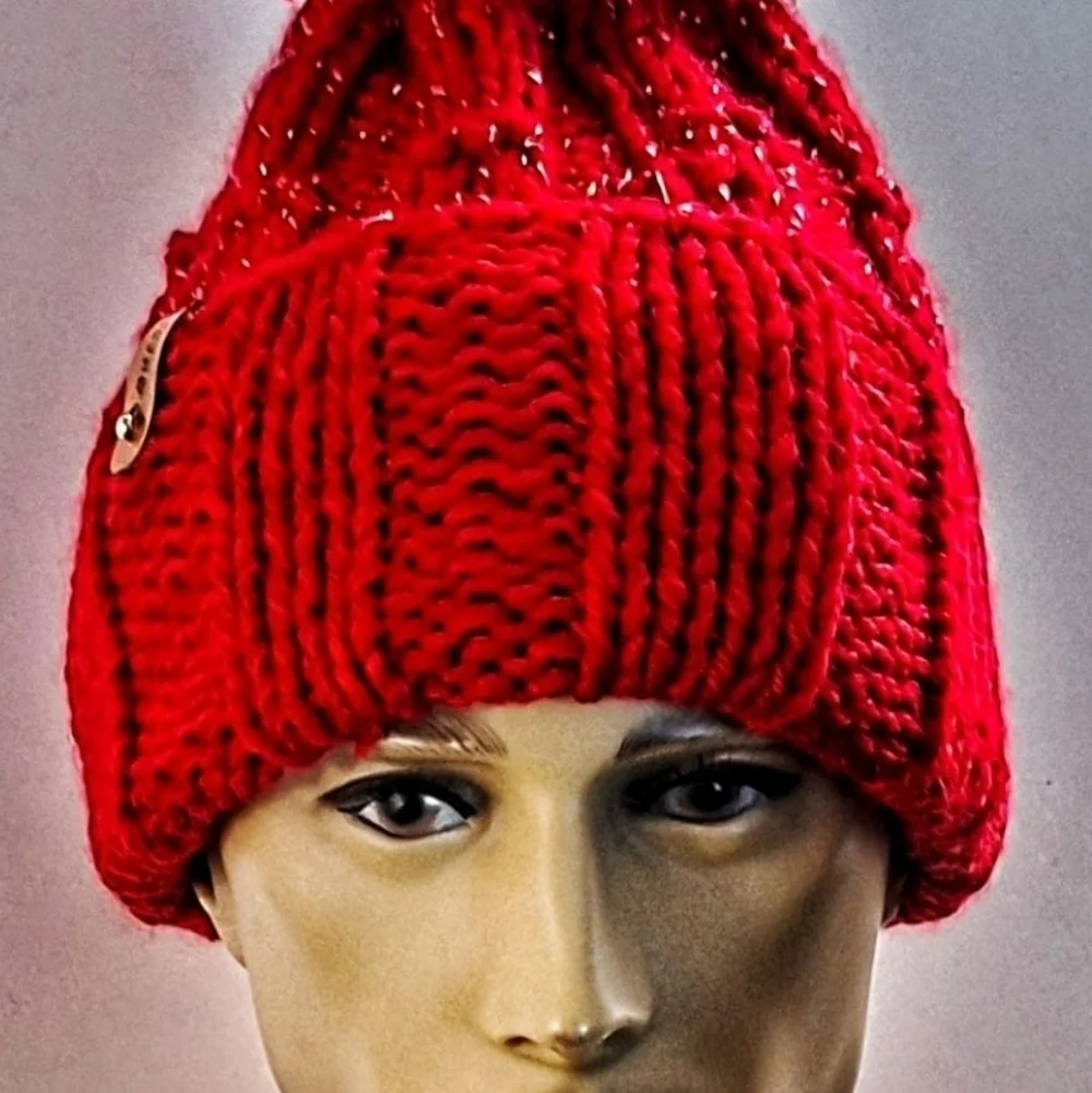 NWT Cashmere Blend Hand Knitted Cuff PomPom Beanie With A Little Bling.